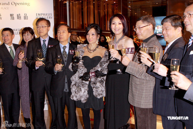 杨千嬅与主办方合影_新浪图集_新浪网