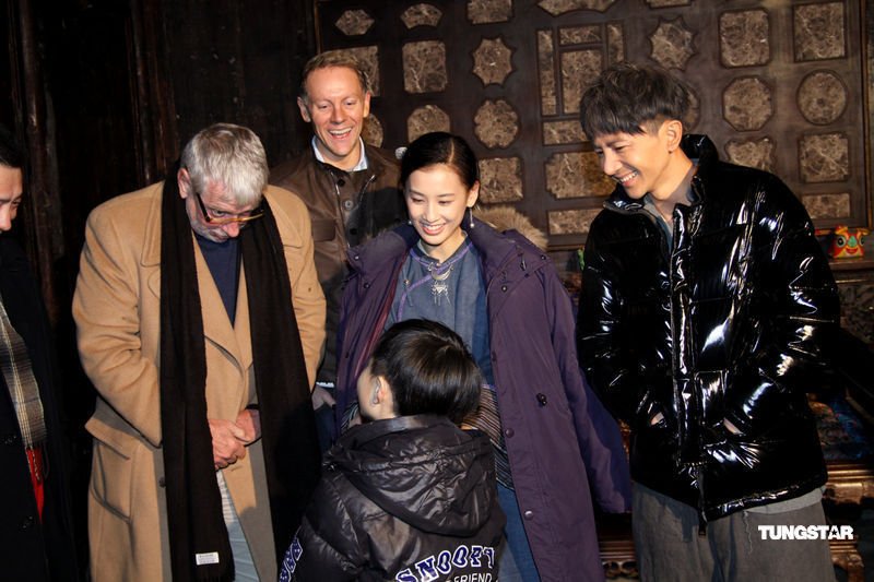 黄圣依和孩子交谈