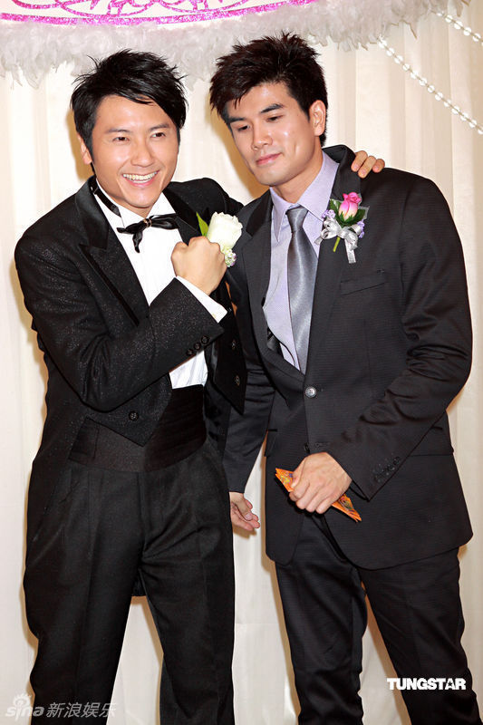 高皓正左扮演新郎与伴郎合影