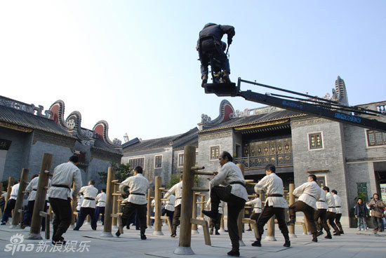 五十位咏春拳高手齐打“木人桩”的场景_新浪图集_新浪网