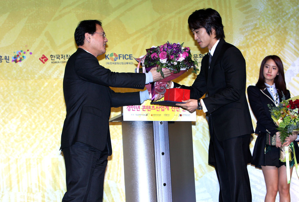 高清组图:<em>宋承宪少女时代</em>获表彰 为韩流发展做