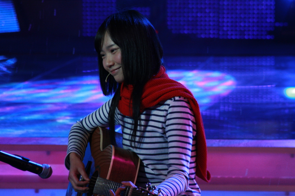 邵夷贝围着红围巾