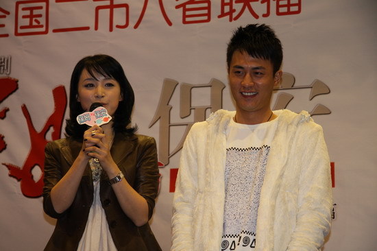杜淳姚芊羽亮相《保姆与保安》发布会