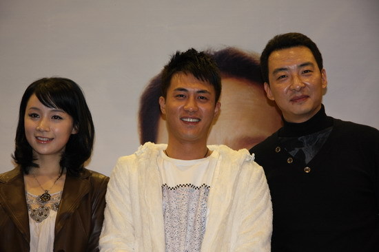 杜淳姚芊羽亮相《保姆与保安》发布会