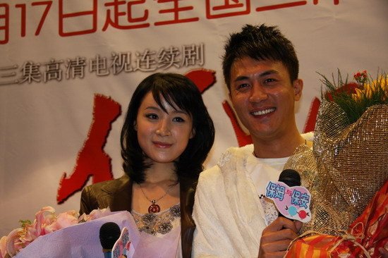 杜淳姚芊羽亮相《保姆与保安》发布会