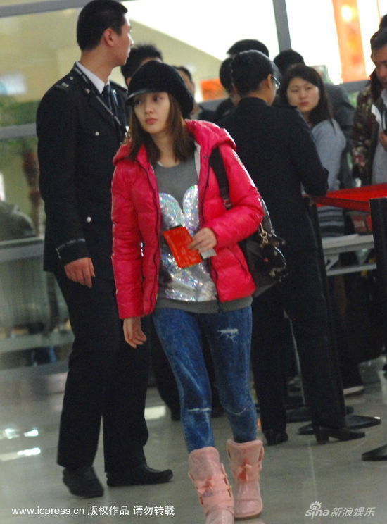 李小璐现身上海虹桥机场