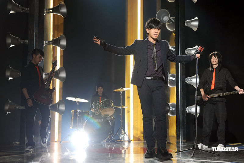 罗志祥拍摄《爱疯头》MV