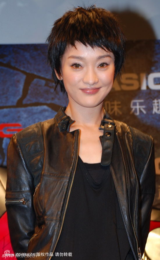 周迅短发形象很精神