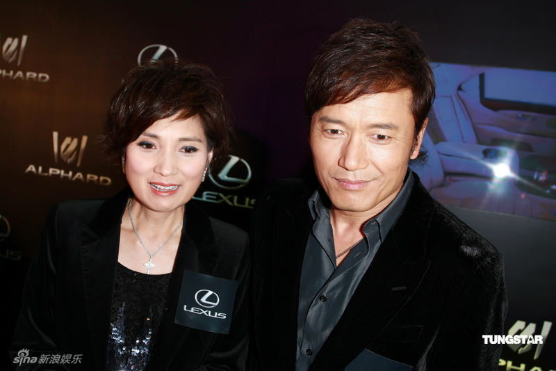 苗侨伟(右)携夫人戚美珍亮相