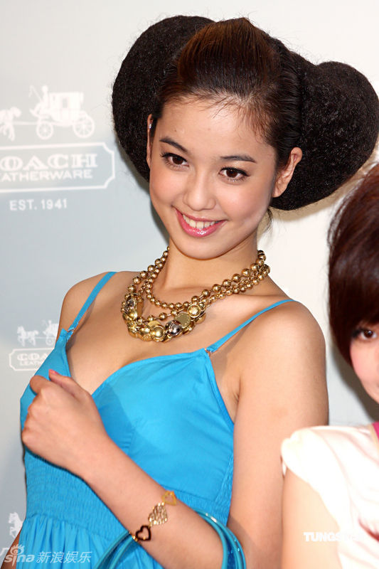 <em>处女</em>座王心凌短裙走秀 大摆可爱<em>姿势</em>展青春活