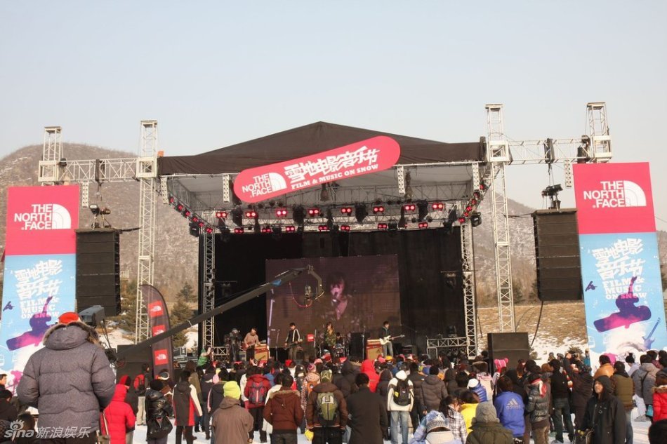 现场解说激情澎湃点燃全场氛围