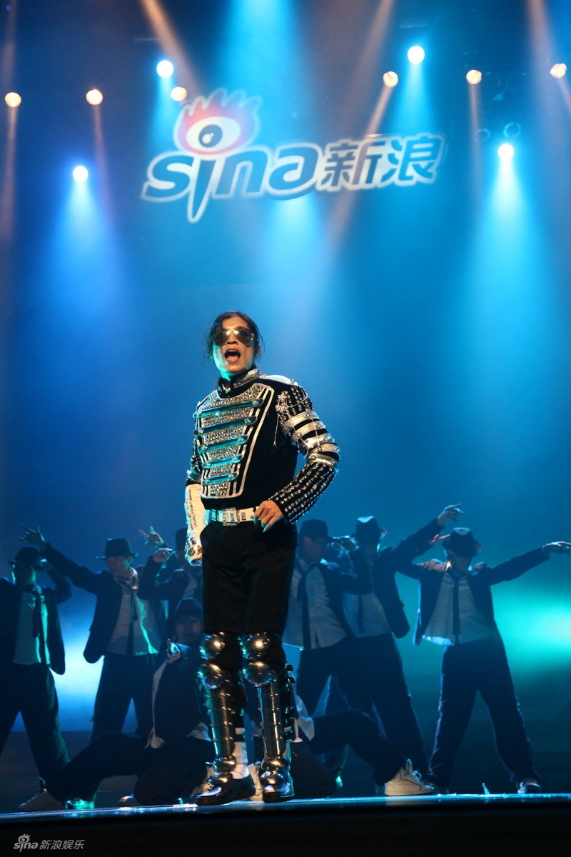 现场上演了一段迈克尔·杰克逊的模仿秀