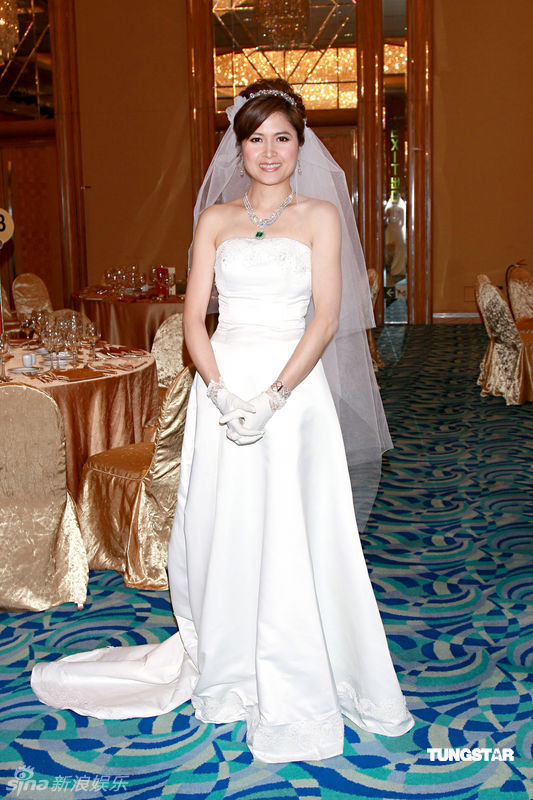 邵美琪现场以白色婚纱造型示人,美丽依旧.