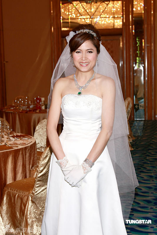 幻灯图:邵美琪披婚纱露幸福笑容 与新郎陈豪显默契