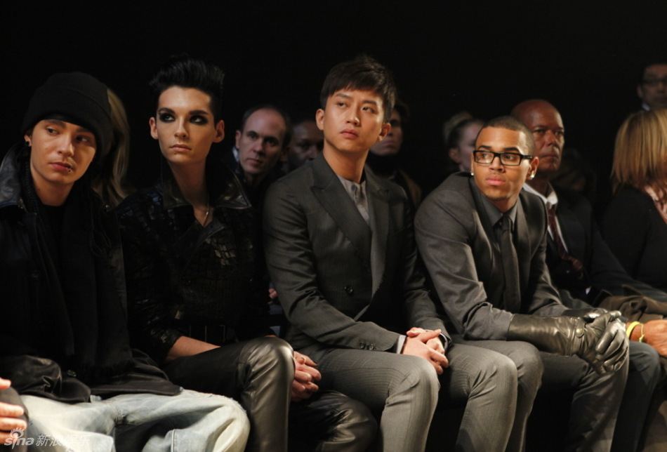 邓超代表中国力量做在第一排重要位置