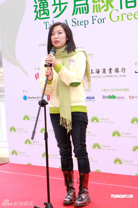 莫可欣衣着休闲