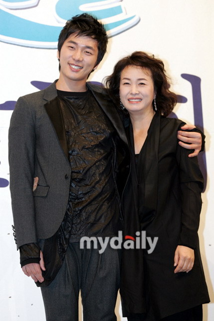 李贤真、金美淑