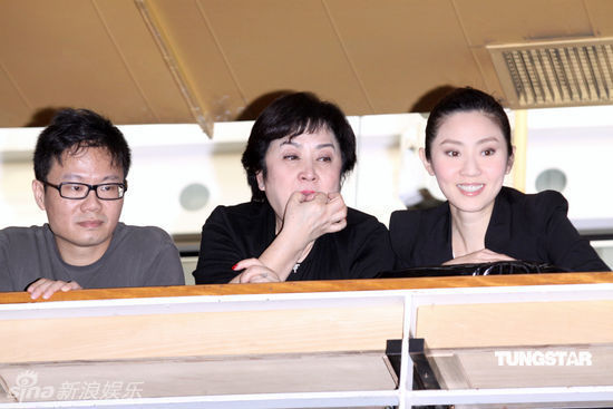 甄珍吹口哨为儿子叫好