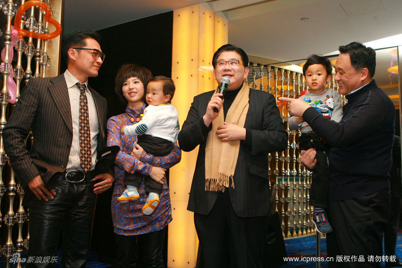 曹可凡(中)前来祝贺