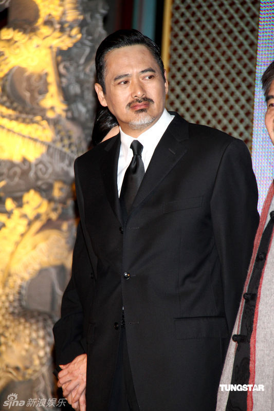 周润发西装革履