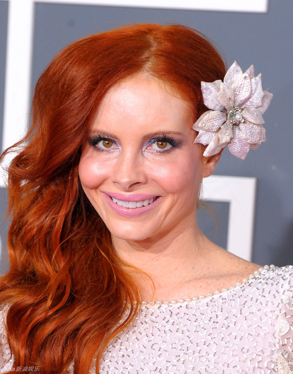 菲比-普莱斯花枝招展