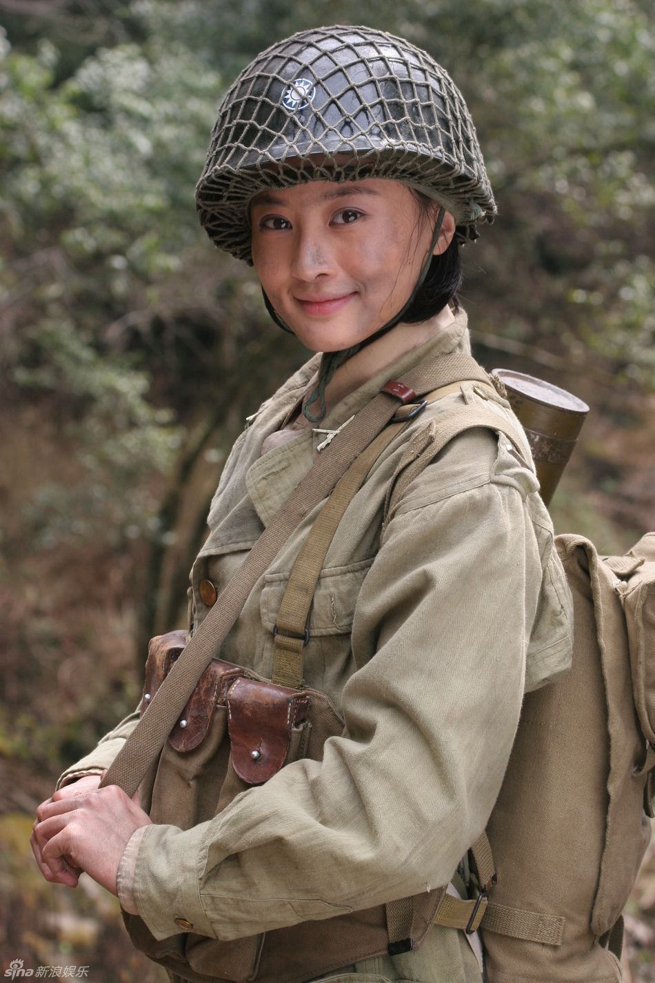 新浪娱乐讯 由王学兵、吴晓敏、宋运成等主演的电视剧《滇西1944》正在央八热播,年轻靓丽的吴晓敏在剧中却穿起军装化上土妆变身为一名战士。 《滇西1944》是以世界反法西斯战争中的中国战场、太平洋战场为背景,以国民党领导下的抗日军队为主体的滇西抗日正面战场为主,辅之以中国共产党领导和发动的最广大民众的保障和支持以及美国等盟军的援助,以松山大反攻为故事的聚焦点,全景式再现世界反法西斯战争滇西战场上的中华民族全民族抗战,着力讴歌中华民族面对外侮,不畏强暴,同仇敌忾、血战到底的民族英雄主义精神。 吴晓敏