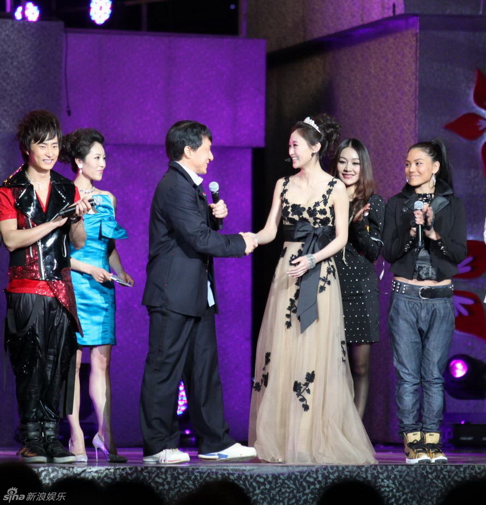 林鹏与成龙握手