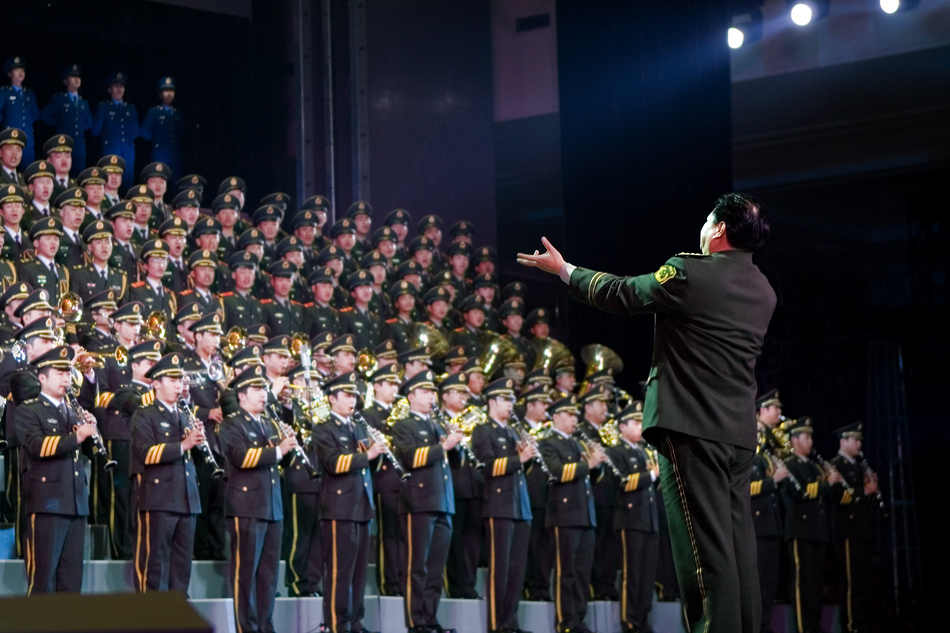 男声领唱与合唱《行进在你的目光里》剧照(1)