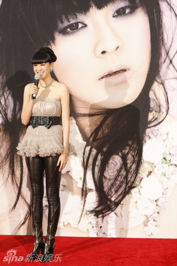 还播放了李艾主持节目的片段,