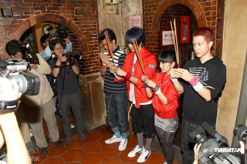  大嘴巴成员 拜月老求姻缘 40宗华当众献吻 -- 佛