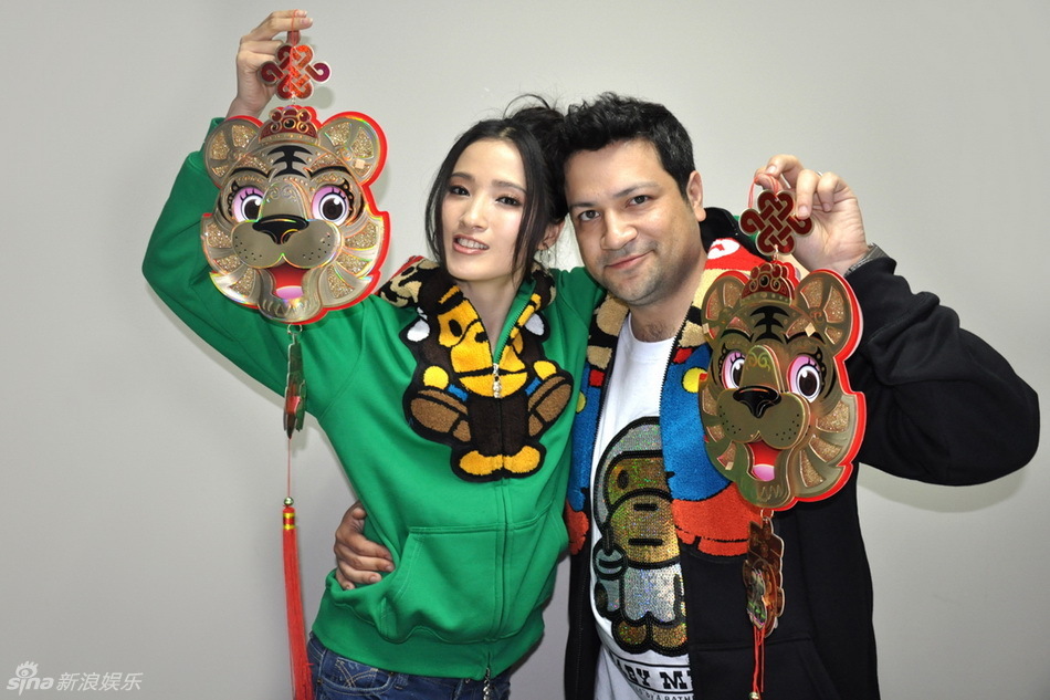 龚蓓苾伍仕贤提老虎中国结