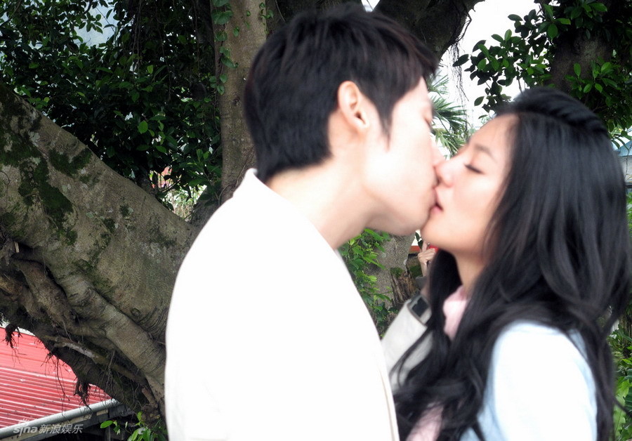 吴建豪、安以轩,狠狠吻