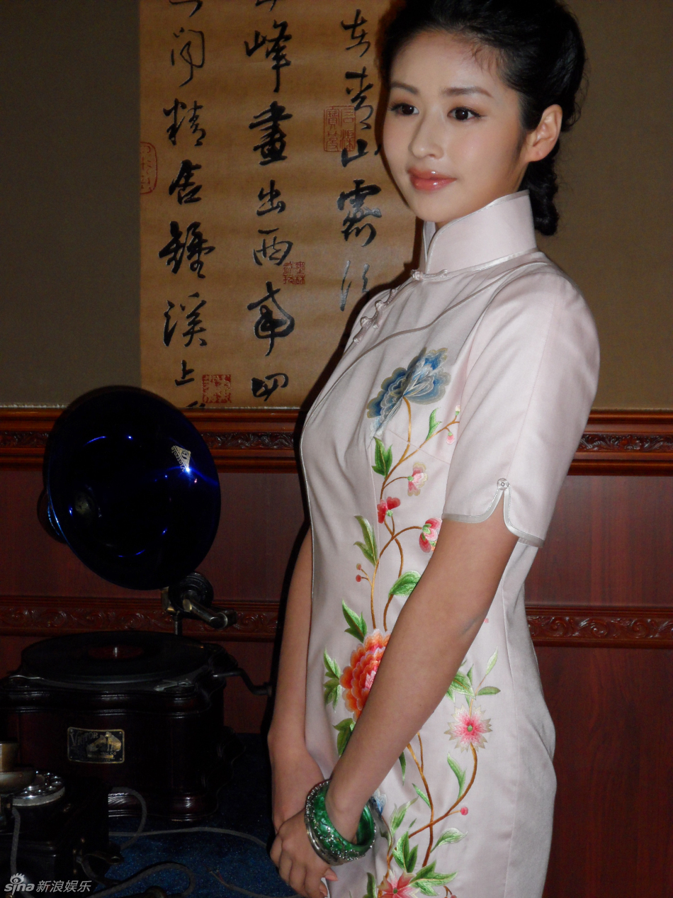 幻灯图:颖儿拍摄复古写真 完美演绎旗袍诱惑_高清图集