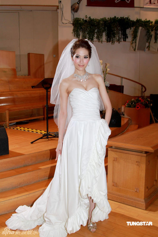 现在结婚穿得婚纱_结婚穿的婚纱(3)