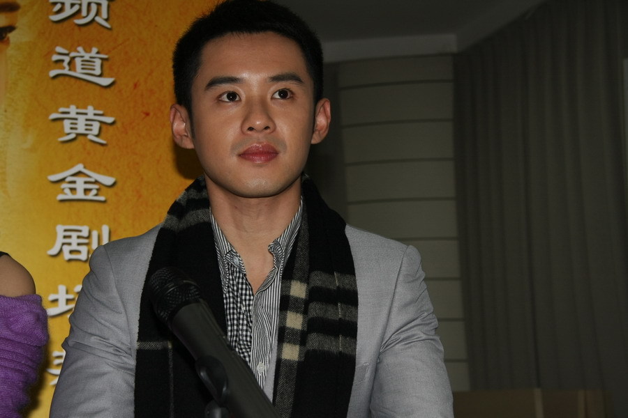 高昊帅气亮相