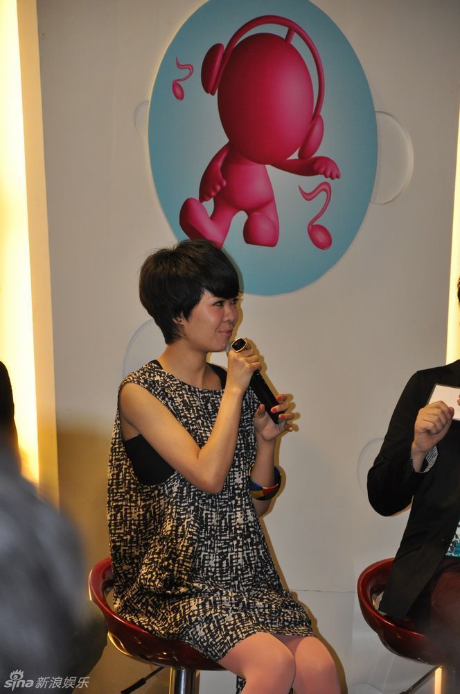 郁可唯俏皮学猫叫