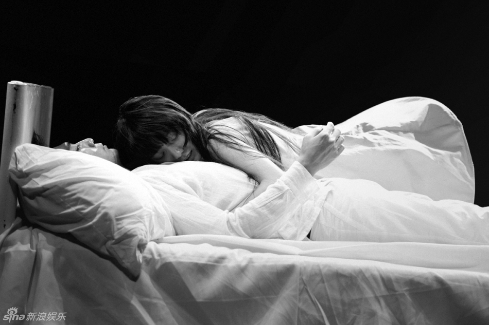 高清图:王珞丹刘烨激情演绎话剧《琥珀》