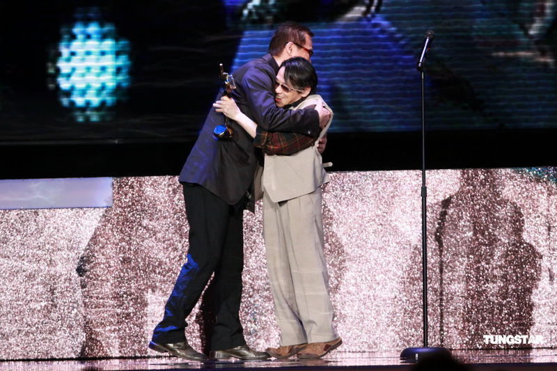 罗大佑拥抱泰迪罗宾