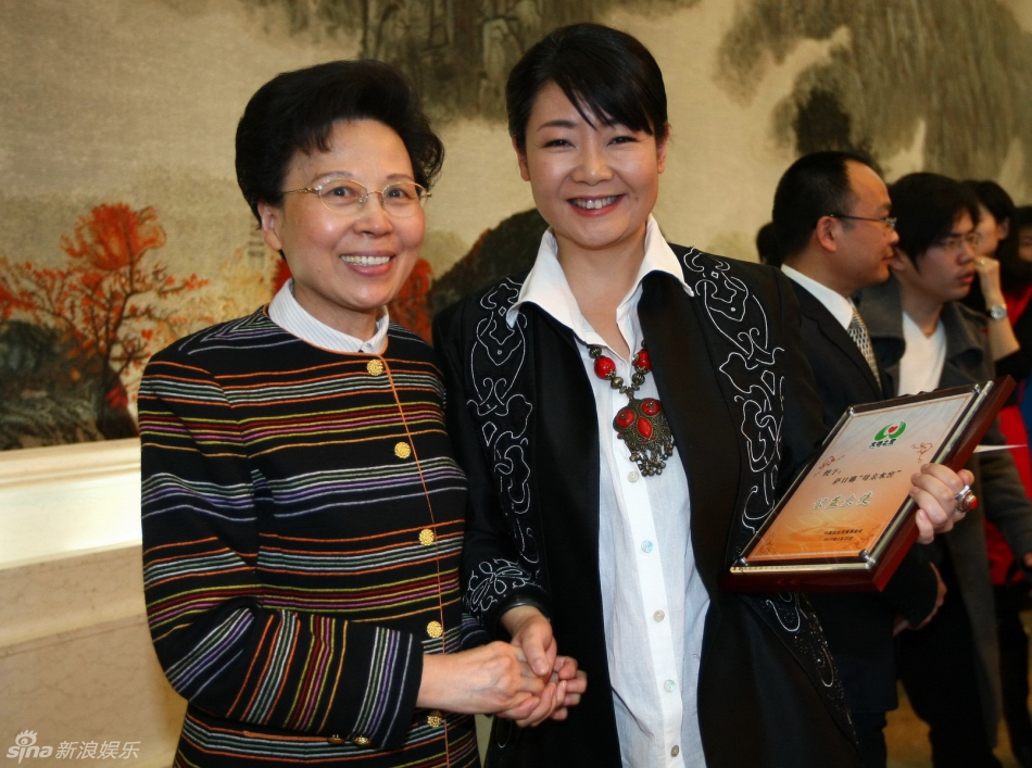 最佳女演员后,近日更是被中华妇女联合会赋予"母亲水窖"公益大使殊荣
