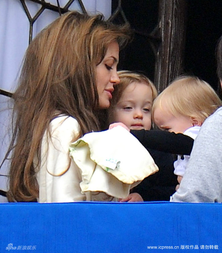 安吉丽娜抱双胞胎力不从心 保姆帮忙