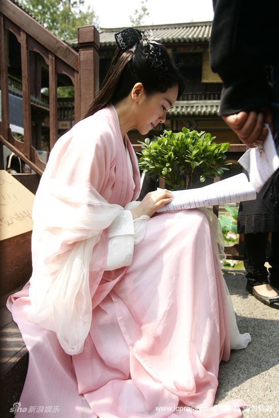 左小青饰演白娘子