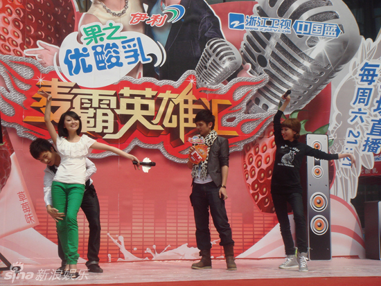 拉丁舞老师现场教授主持人舞蹈动作