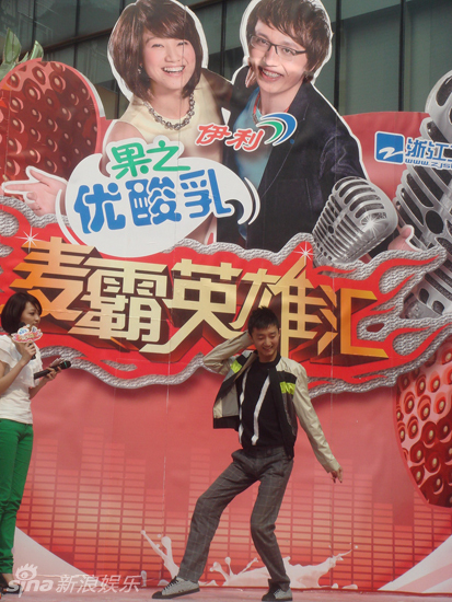 舞蹈老师现场模仿迈克杰克逊经典舞蹈