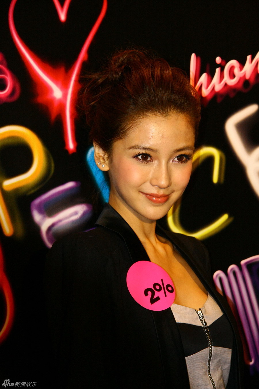 该品牌旗下的代言人香港人气模特杨颖(angelababy 与日本人气名模今