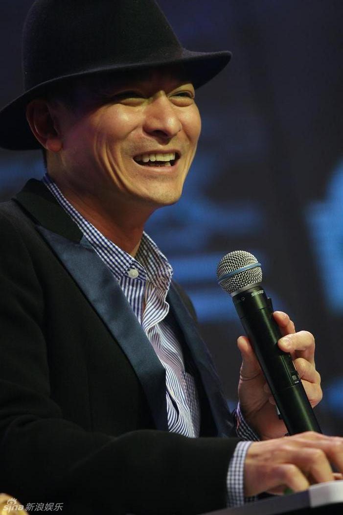 刘德华胯裆裤扮潮男 与大s跳国标借位亲吻[15