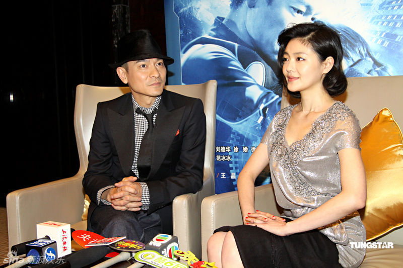 大s正襟危坐防走光