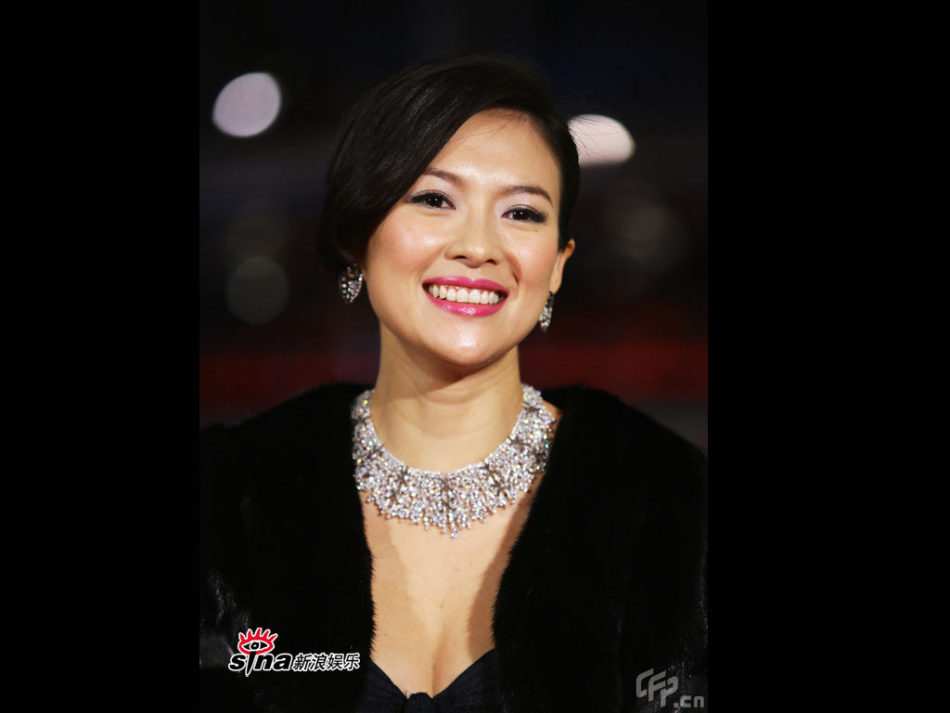 娱乐频道2009年高清幻灯集 > 章子怡佩戴精美钻饰出席
