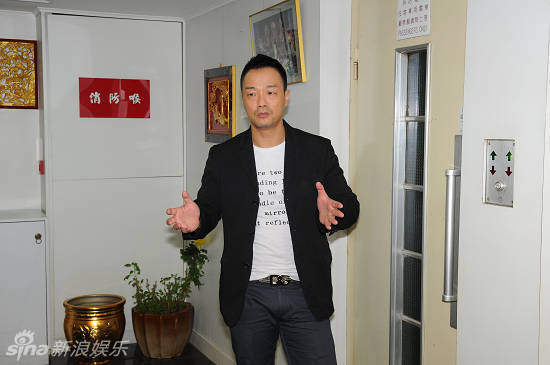 王喜在电梯内救出两名奄奄一息的警员.