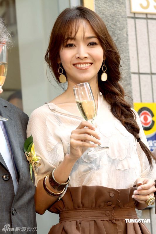 侯佩岑举杯