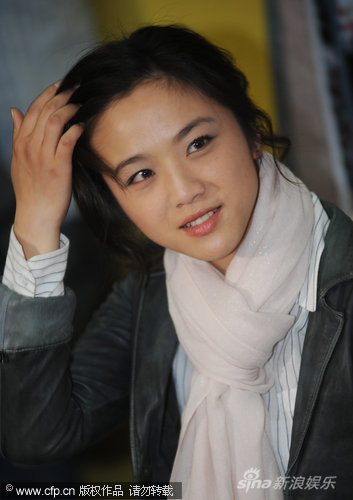 汤唯灰色外套配白围巾